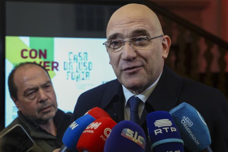 Passos Coelho desafia Governo a não perder tempo com reformas que apresentou ao país