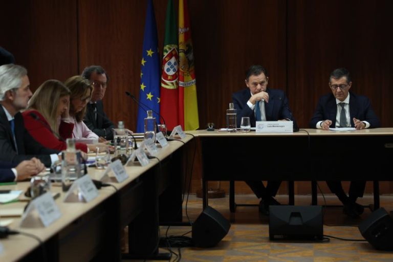 Governo estuda atribuição de apoios a fundo perdido a pequenos empresários