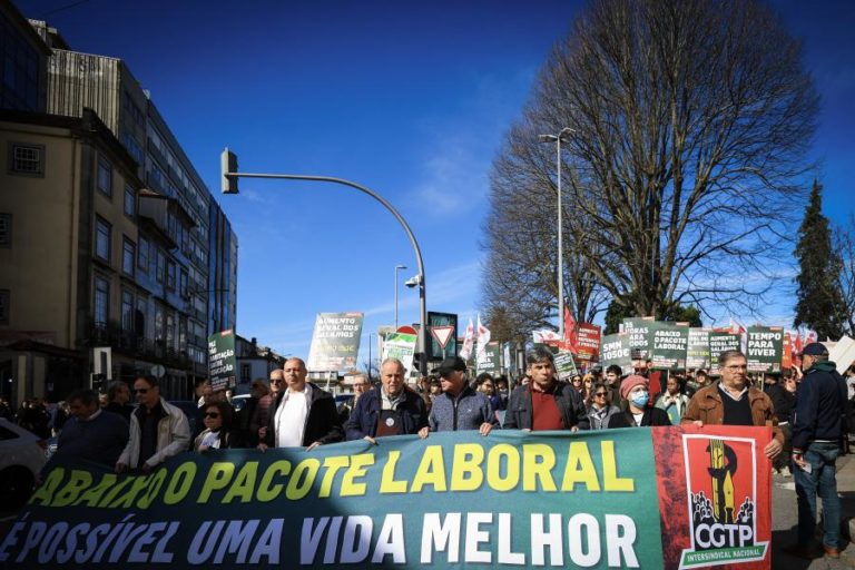 Milhares de trabalhadores protestam no Porto contra o pacote laboral