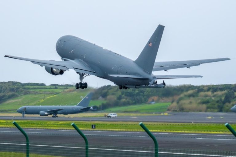 Cinco aviões reabastecedores dos EUA levantaram voo hoje da Base das Lajes