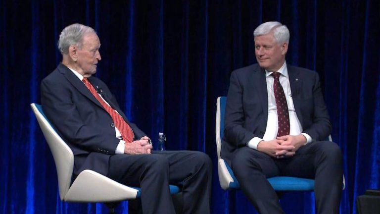 Harper nega apoio a movimento de separação de Alberta em evento com Jean Chrétien