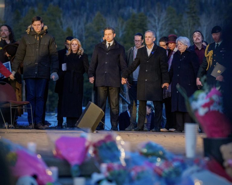 Líderes canadianos participam na vigília em Tumbler Ridge numa prova de união acima das diferenças