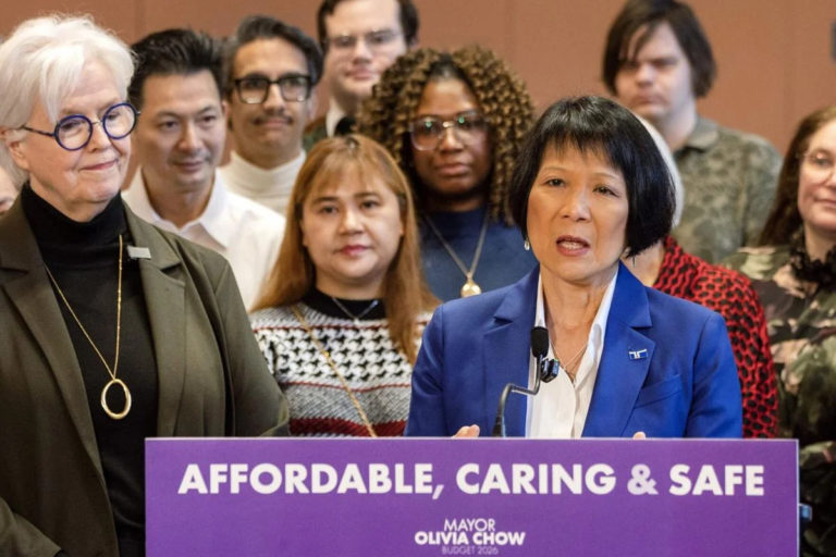 Orçamento Toronto 2026 inclui aumento moderado de impostos e medidas para aliviar custo de vida