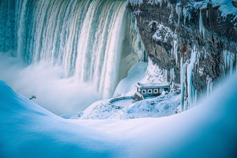 Formações de gelo impressionantes em Niagara Falls atraem turistas