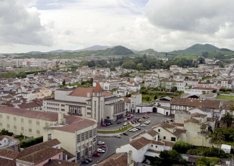 Teatro Micaelense com orçamento “insuficiente” aos 75 anos – administração
