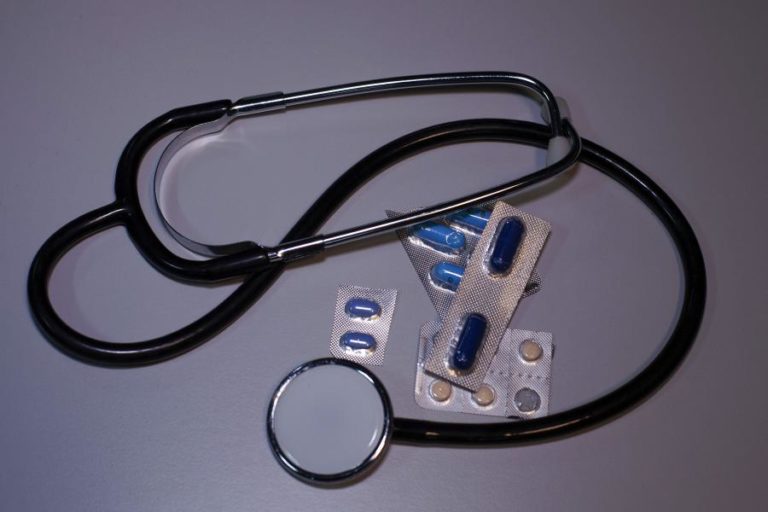 Sociedades científicas alertam para aumento de doentes que não cumprem medicação