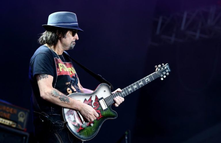 Morreu o músico Phil Campbell, da banda  Motörhead