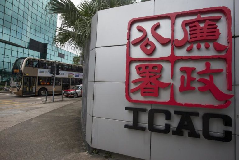 Hong Kong aumenta pressão regulatória com buscas em corretoras chinesas