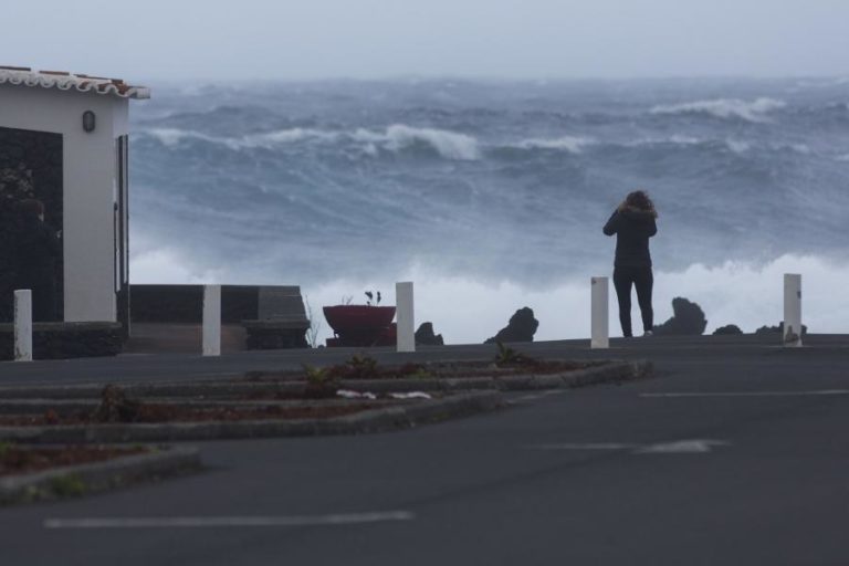 Depressão Therese coloca todas as ilhas dos Açores sob avisos laranja e amarelo