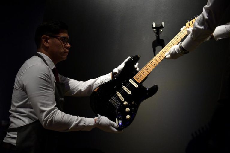 Guitarra dos Pink Floyd atinge valor recorde de 14,55 milhões de dólares em leilão