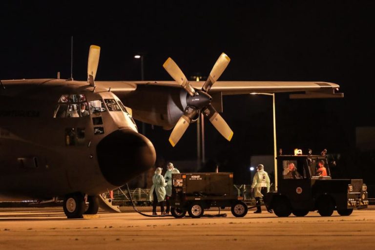 Irão: Voo militar com 39 passageiros, incluindo 24 portugueses, chega a Lisboa