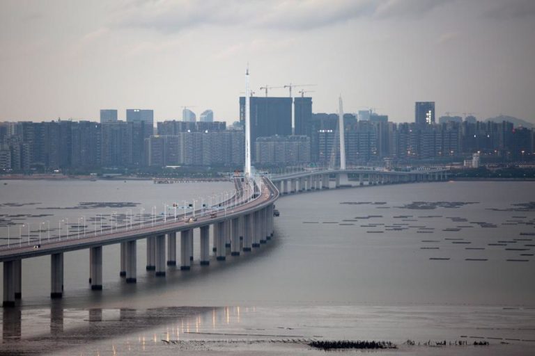 Hong Kong reforça combate a contrabando de combustível após subida de preço