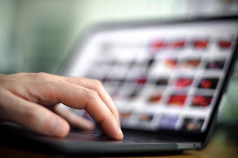 Maioria dos consumidores de imagens de abuso de menores exposta a conteúdo antes dos 18