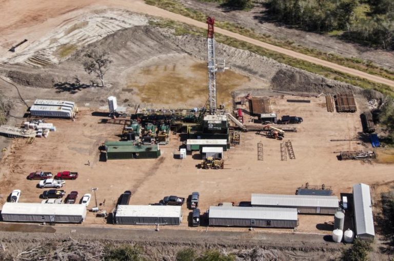 Irão: Oferta de petróleo cai oito milhões de barris por dia em março – AIE