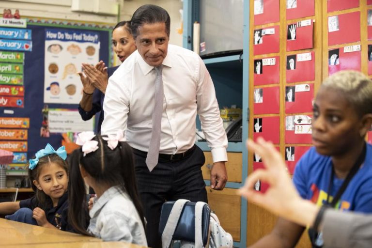 Português que lidera escolas de Los Angeles nega irregularidades e pede reintegração