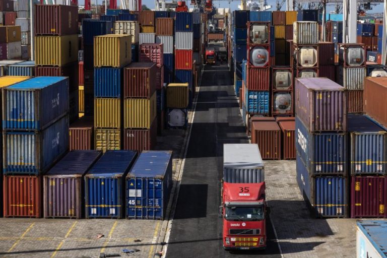Exportações caem 14% em janeiro e importações 2,5%