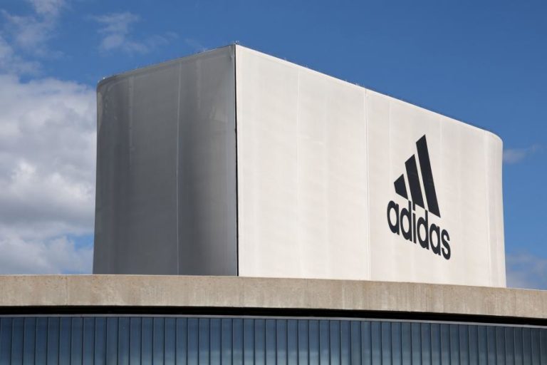 Lucro da Adidas sobe 75,4% em 2025 para 1.340 ME devido ao aumento de vendas