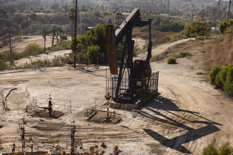 Cotação do Brent para entrega em maio baixa 2,84% mas mantém-se acima de 100 USD