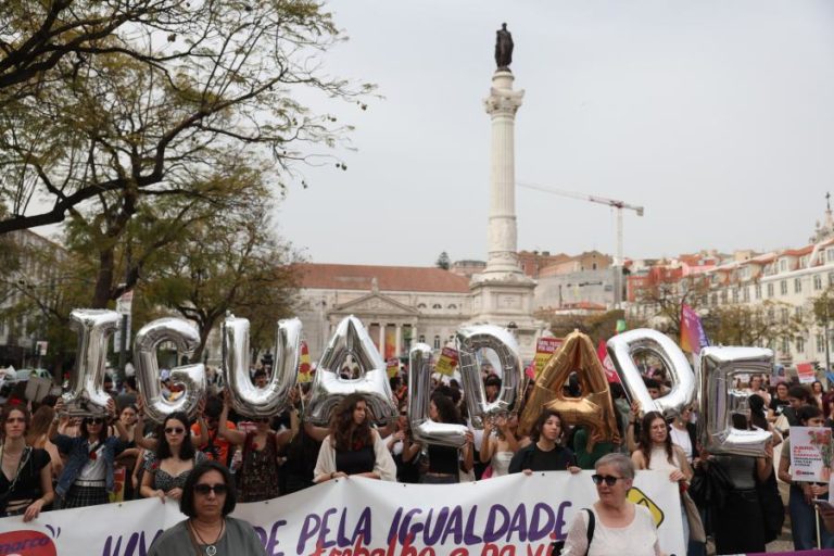 Mulheres manifestam-se hoje em várias cidades por igualdade, dignidade e salários