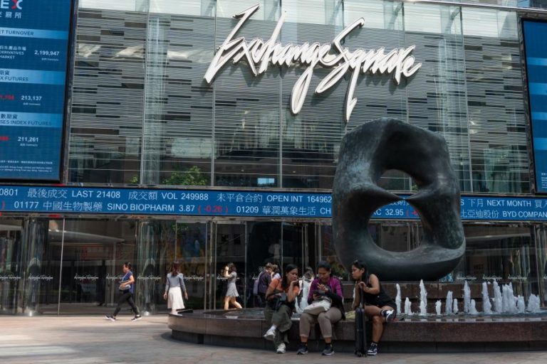 Principais bolsas chinesas abrem a cair 2,68%