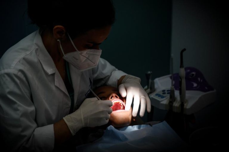 Novo programa de saúde oral cria cheque-prótese e reforça acesso no SNS