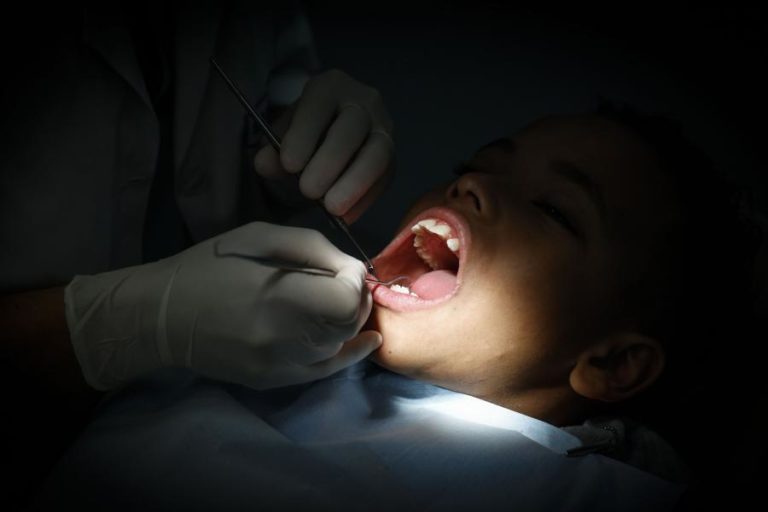 Dois milhões de cheques-dentista para crianças e jovens nunca foram usados