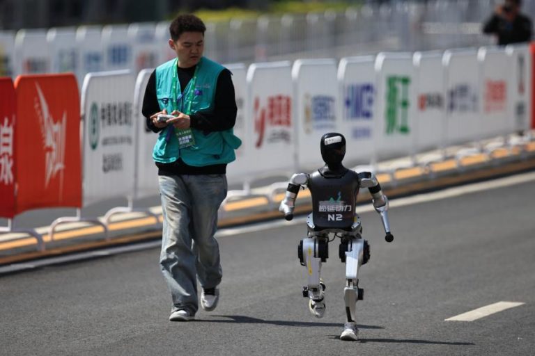 China reúne mais de 300 robôs em meia maratona em Pequim