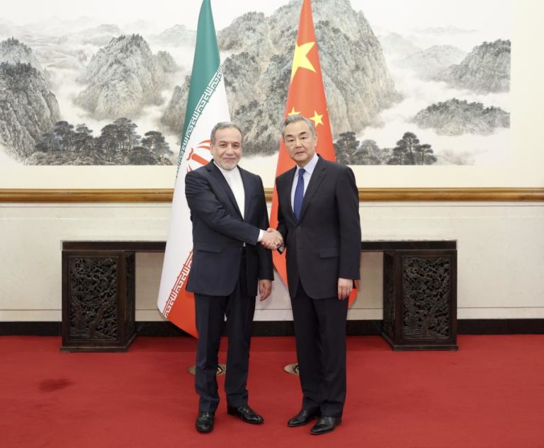 Pequim insta Teerão a iniciar negociações de paz