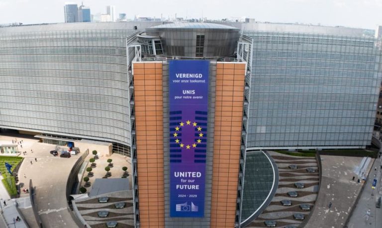 Bruxelas acusa plataformas de conteúdos pornográficos de permitirem acesso a menores