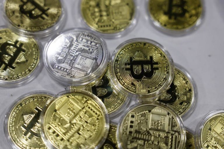 Bitcoin sobe 5% e recupera níveis de janeiro nos 71.000 dólares