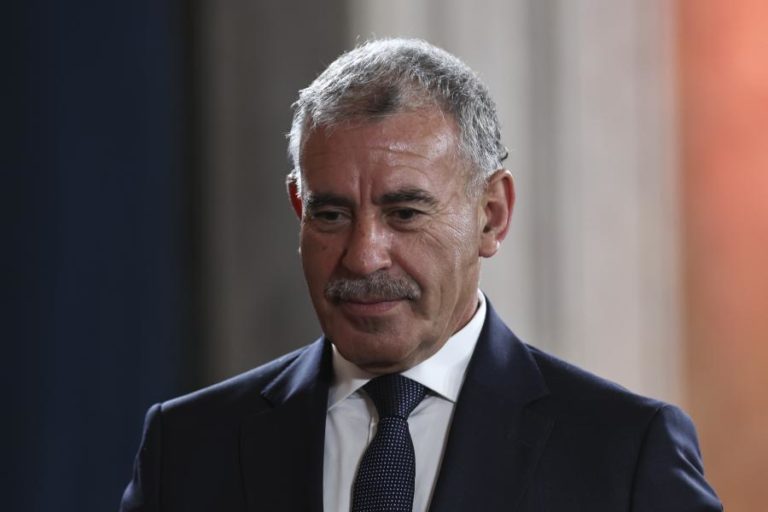 Irão: Turistas portugueses têm de ter paciência e aguardar por voos comerciais – secretário de Estado