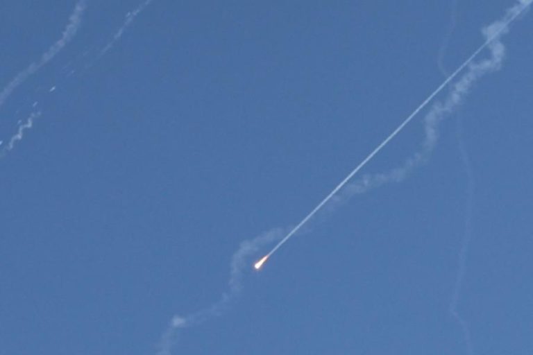 Forças israelitas confirmam impacto de mísseis iranianos no centro de Israel