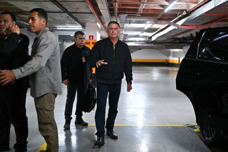 Supremo brasileiro autoriza prisão domiciliária por 90 dias a Bolsonaro