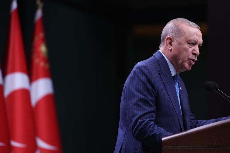 Irão: Erdogan garante que “prioridade número um da Turquia” é ficar fora da guerra