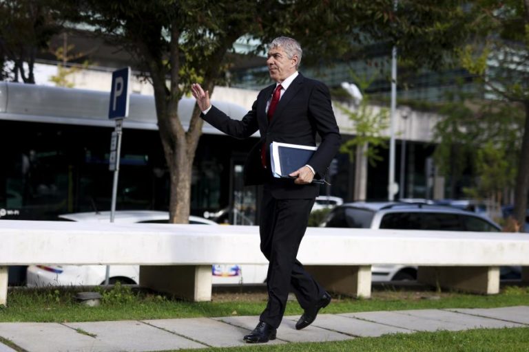 José Sócrates com dois advogados oficiosos nomeados em separado