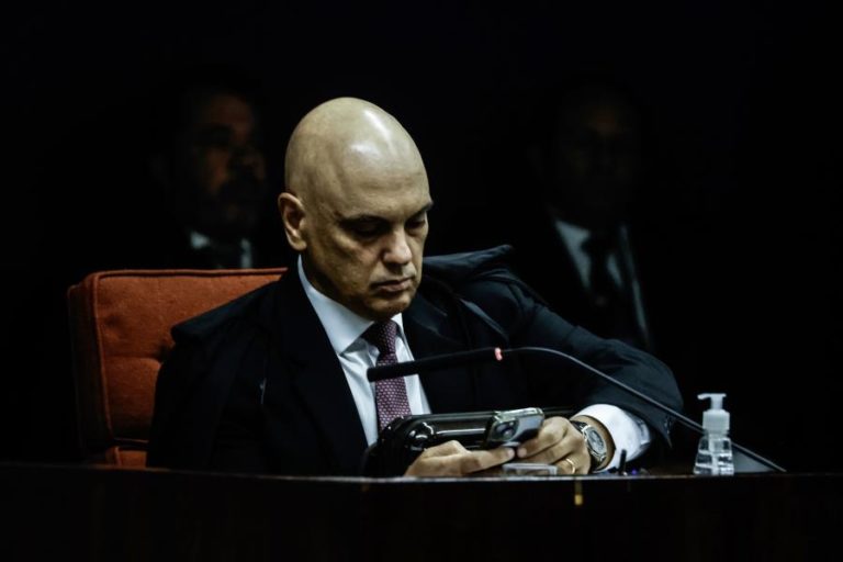 Supremo do Brasil volta atrás e proíbe visita de assessor de Trump a Bolsonaro