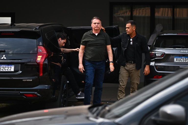 Bolsonaro recebe alta hospitalar e começa a cumprir prisão domiciliaria
