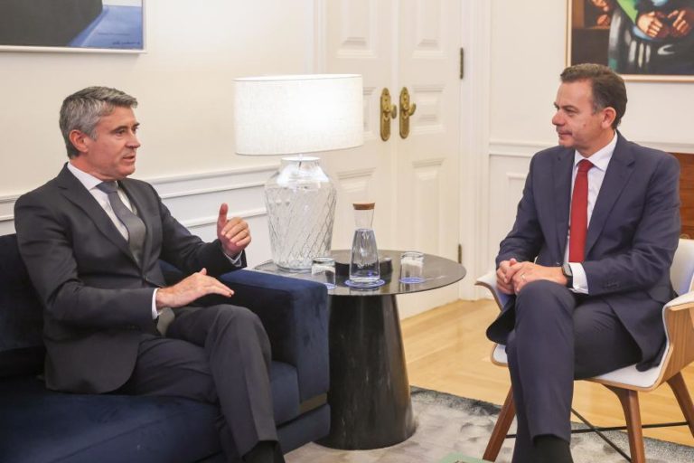 Montenegro e Carneiro reuniram-se esta tarde para debater órgãos externos do parlamento