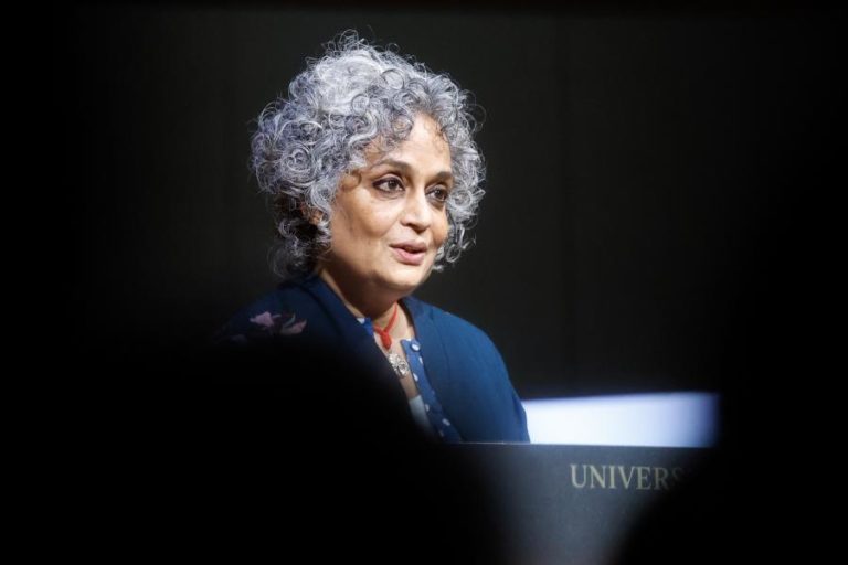 Arundhati Roy entre finalistas do Women’s Prize de não-ficção com as suas memórias