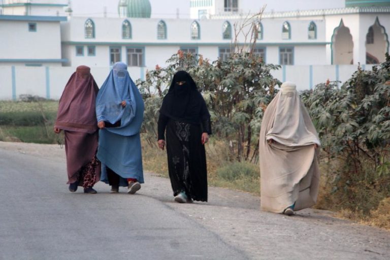 ONU alerta para risco de “mundo se habituar” às restrições que as mulheres afegãs sofrem