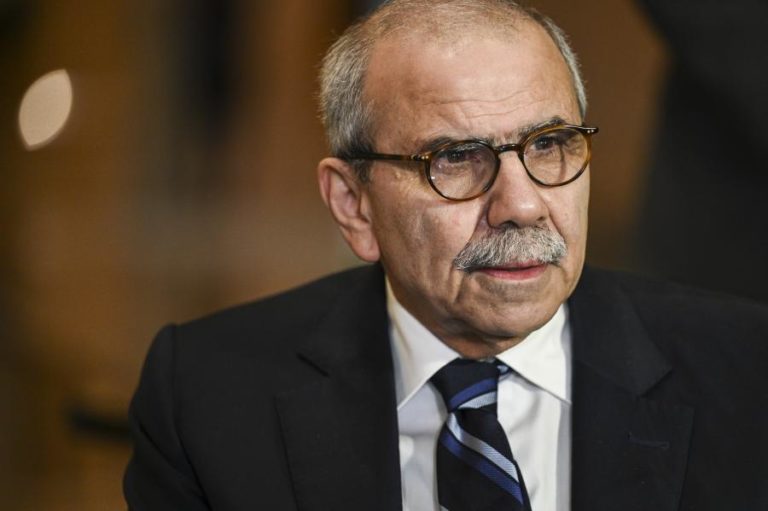 Líbano proíbe atividades militares do Hezbollah e exige entrega de armas