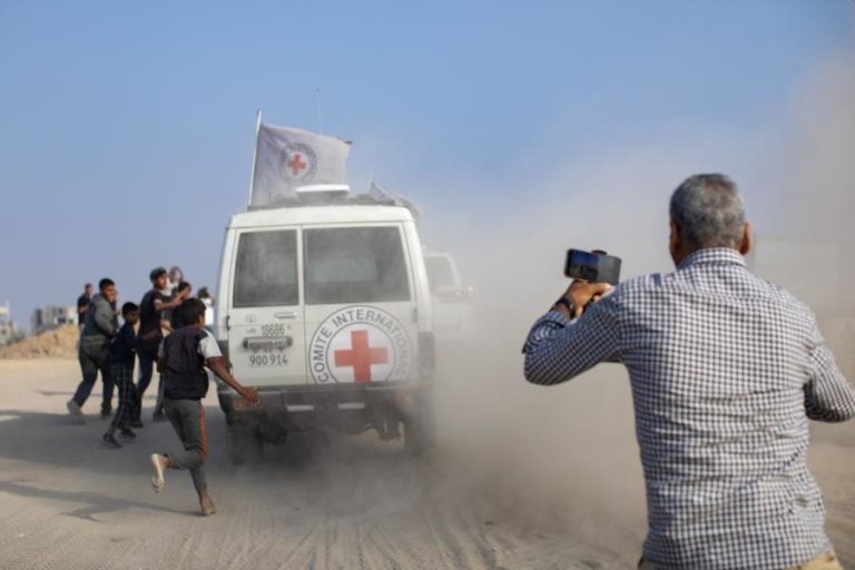 Cruz Vermelha e Crescente Vermelho alertam que desinformação também é uma questão de vida ou morte – relatório