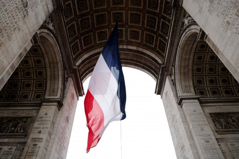 Défice público de França desce para 5,1% do PIB em 2025 e dívida sobe