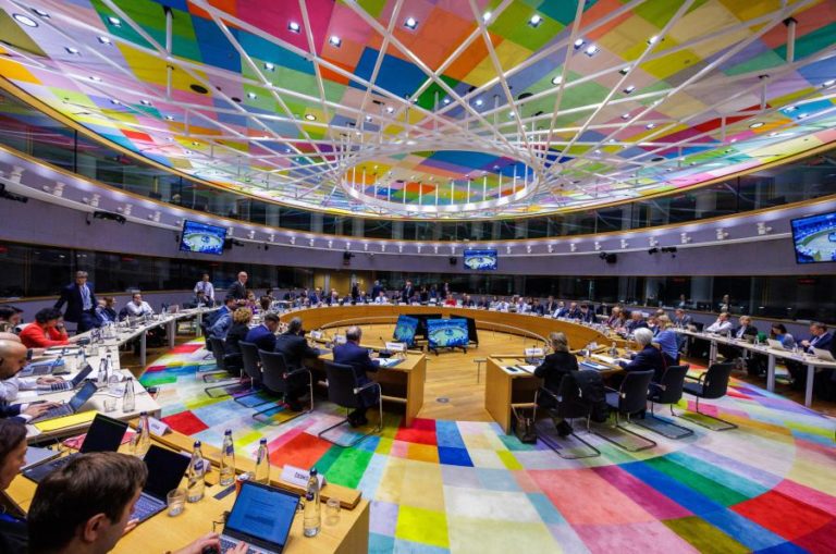Irão: Eurogrupo debate hoje medidas de alívio com alertas para apoios limitados