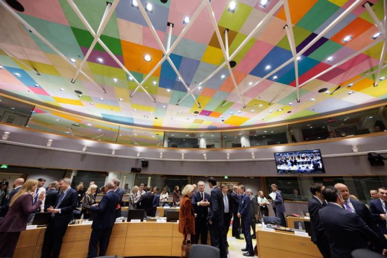 Irão: Ministro das Finanças da zona euro discutem hoje impactos económicos