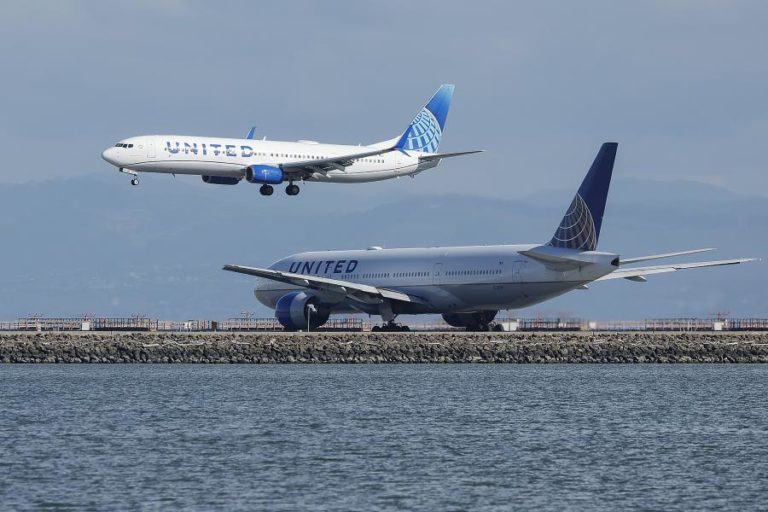 Irão: United Airlines teme sobrecusto de 11 mil milhões de dólares em 2026 e reduz voos
