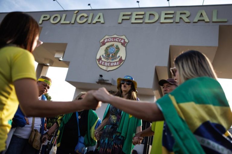 Lula revoga visto de assessor de Trump que queria visitar Bolsonaro na prisão