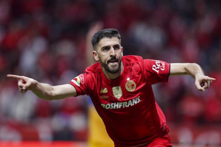 Paulinho surpreendido no balneário com convocatória para a seleção