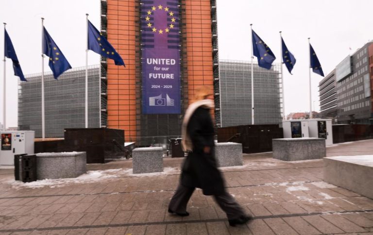 Bruxelas quer aumentar peso da indústria no PIB da UE de 14,3% para 20% em 2035