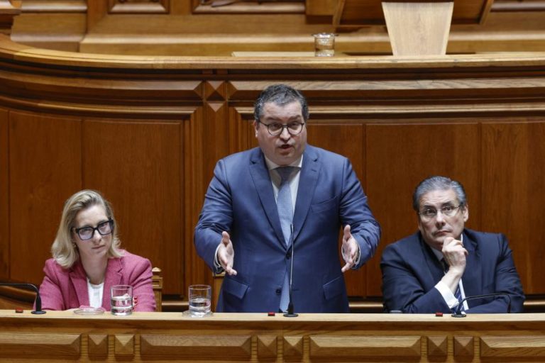 PS quer ouvir Miranda Sarmento no parlamento sobre projeção da evolução da dívida